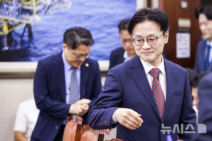 [서울=뉴시스] 정병혁 기자 = 김정관 산업통상부 장관이 12일 서울 여의도 국회에서 열린 산업통상자원중소벤처기업위원회 전체회의에 참석하고 있다. 2026.08.12. jhope@newsis.com