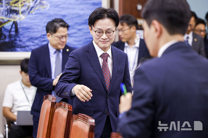[서울=뉴시스] 정병혁 기자 = 김정관 산업통상부 장관이 12일 서울 여의도 국회에서 열린 산업통상자원중소벤처기업위원회 전체회의에 참석하고 있다. 2026.08.12. jhope@newsis.com
