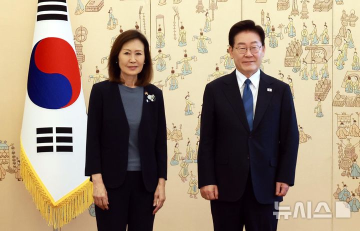 [서울=뉴시스] 조성봉 기자 = 이재명 대통령이 12일 청와대에서 열린 주한대사 신임장 제정식에서 미셸 스틸 주한미국대사에게 신임장을 받고 기념 촬영을 하고 있다.(청와대통신사진기자단) 2026.08.12. suncho21@newsis.com