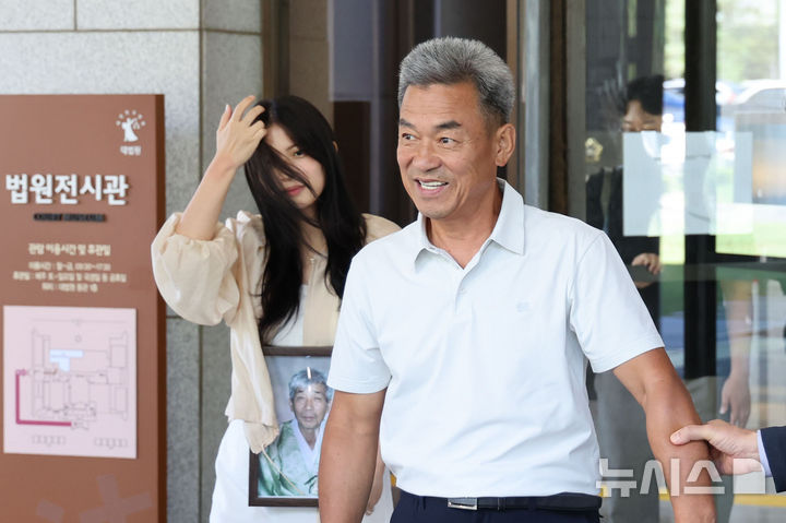 [서울=뉴시스] 권창회 기자 = 일본제철 강제동원 피해자 고(故) 민문식 씨의 장남 민병조씨가 12일 서울 서초구 대법원에서 열린 일본제철 강제동원 손해배상 청구소송 상고심 선고를 마치고 나오면서 미소 짓고 있다. 대법원은 강제동원 피해자 고(故) 민문식 씨의 유족 5명이 일본제철을 상대로 낸 손해배상 청구소송 상고심에서 일본제철의 상고를 모두 기각했다. 2026.08.12. kch0523@newsis.com