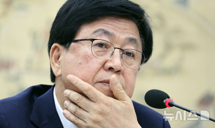 [서울=뉴시스] 최진석 기자 = 최교진 사회부총리 겸 교육부 장관이 12일 서울 여의도 국회에서 열린 교육위원회 제2차 전체회의에서 의원들의 질문을 듣고 있다. 2026.08.12. myjs@newsis.com