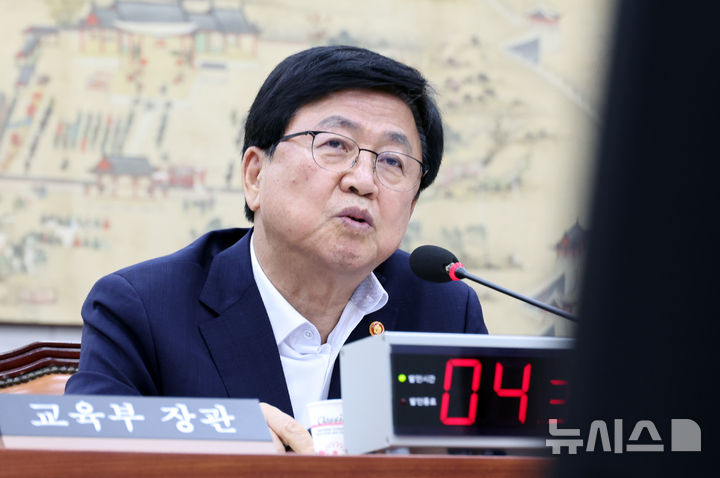 [서울=뉴시스] 최진석 기자 = 최교진 사회부총리 겸 교육부 장관, 차정인 국가교육위원회 위원장이 12일 서울 여의도 국회에서 열린 교육위원회 제2차 전체회의에서 의원들의 질문에 답하고 있다. 2026.08.12. myjs@newsis.com