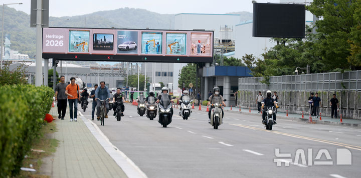 [울산=뉴시스] 배병수 기자 = 현대자동차 노동조합이 지난달 12일 각 조 4시간 부분파업에 돌입한 가운데 오전 출근조 조합원들이 평소 퇴근시간보다 4시간 일찍 울산공장 명촌 정문을 빠져나오고 있다. 2026.08.12. bbs@newsis.com