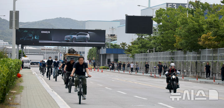 [울산=뉴시스] 배병수 기자 = 전국금속노동조합 현대자동차 노조가 교대조별로 4시간씩 부분파업에 돌입한 지난 12일 오전 울산 북구 현대자동차 명촌정문에서 오전조 근무자들이 조기 퇴근을 하고 있다. 2026.08.12. bbs@newsis.com.