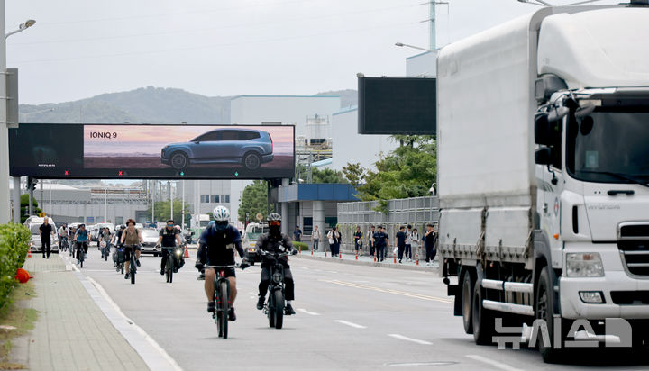 [울산=뉴시스] 배병수 기자 = 현대자동차 노동조합이 지난 8월 12일 각 조 4시간 부분파업에 돌입한 가운데 오전 출근조 조합원들이 4시간 빨리 현대차 울산공장 명촌 정문을 빠져나오고 있다. 2026.08.12. bbs@newsis.com