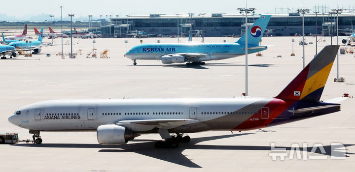 [인천공항=뉴시스] 박주성 기자 = 아시아나항공이 임시주주총회를 열고 대한항공과 합병 체결을 가결한 12일 인천국제공항 제2여객터미널 활주로에 대한항공과 아시아나 항공기가 이동하고 있다. 2026.08.12. park7691@newsis.com