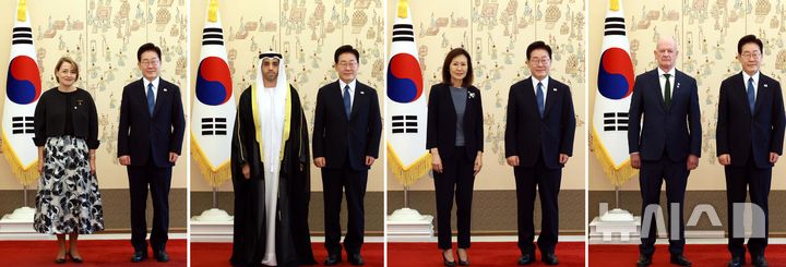 [서울=뉴시스] 조성봉 기자 = 이재명 대통령이 12일 청와대에서 열린 주한대사 신임장 제정식에서 (왼쪽 사진부터) 반다 마리아 디아스 스텔제르 세케이라 주한포르투갈대사,자말 알 수와이디 주한아랍에미트대사, 미셸 스틸 주한미국대사, 숀 호이 아일랜드 대사에게 신임장을 받고 기념 촬영을 하고 있다. (청와대통신사진기자단)2026.08.12. suncho21@newsis.com