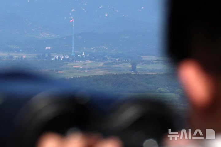[파주=뉴시스] 조성우 기자 = 12일 경기도 파주시 오두산 통일전망대에서 바라본 북한 황해북도 기정동 마을에서 인공기가 펄럭이고 있다. 2026.08.12. xconfind@newsis.com