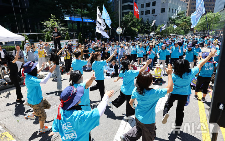 [서울=뉴시스] 황준선 기자 = 12일 서울 종로구 옛 일본대사관 앞에서 제14차 세계 일본군 위안부 기림일 맞이 세계연대 집회 겸 1765차 일본군 성노예 문제 해결을 위한 정기 수요시위가 열리고 있다. 2026.08.12. hwang@newsis.com