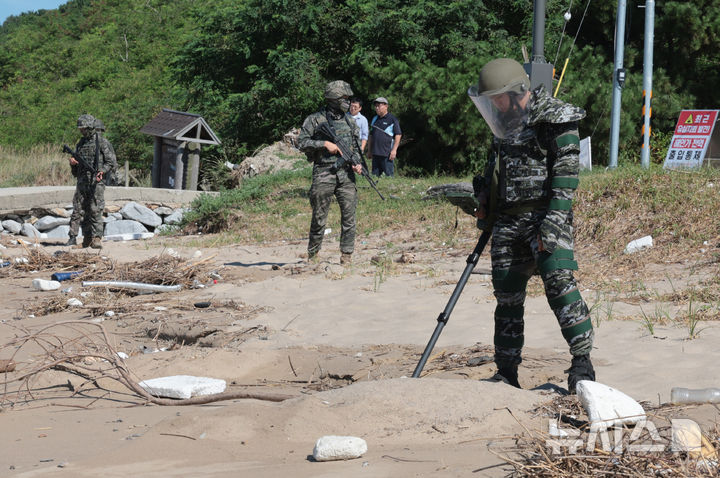[인천=뉴시스] 전진환 기자 = 해병대 제2사단 장병들이 지난달 12일 인천시 강화군 서도면 뒷장술해수욕장에서 유실지뢰 탐지를 하고 있다. 2026.08.12. amin2@newsis.com