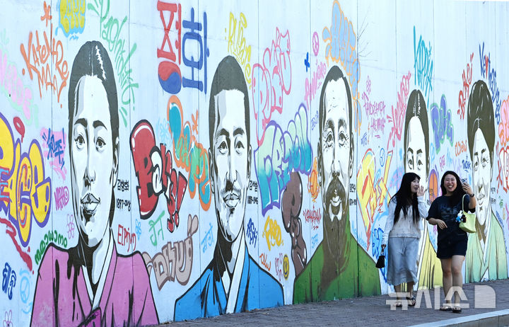 [수원=뉴시스] 김종택 기자 = 제81회 광복절을 사흘 앞둔 12일 경기 수원시 팔달구 매향여자정보고등학교 담장에 조국의 독립을 위해 헌신한 수원 지역 독립운동가 모습이 담긴 그래피티 벽화가 제작돼 있다. 2026.08.12. jtk@newsis.com