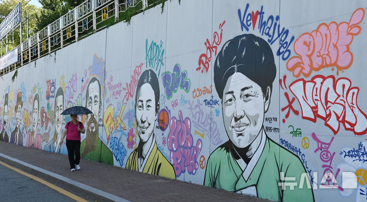 [수원=뉴시스] 김종택 기자 = 제81회 광복절을 사흘 앞둔 12일 경기 수원시 팔달구 매향여자정보고등학교 담장에 조국의 독립을 위해 헌신한 수원 지역 독립운동가 모습이 담긴 그래피티 벽화가 제작돼 있다. 2026.08.12. jtk@newsis.com