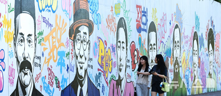 [수원=뉴시스] 김종택 기자 = 제81회 광복절을 사흘 앞둔 12일 경기 수원시 팔달구 매향여자정보고등학교 담장에 조국의 독립을 위해 헌신한 수원 지역 독립운동가 모습이 담긴 그래피티 벽화가 제작돼 있다. 2026.08.12. jtk@newsis.com