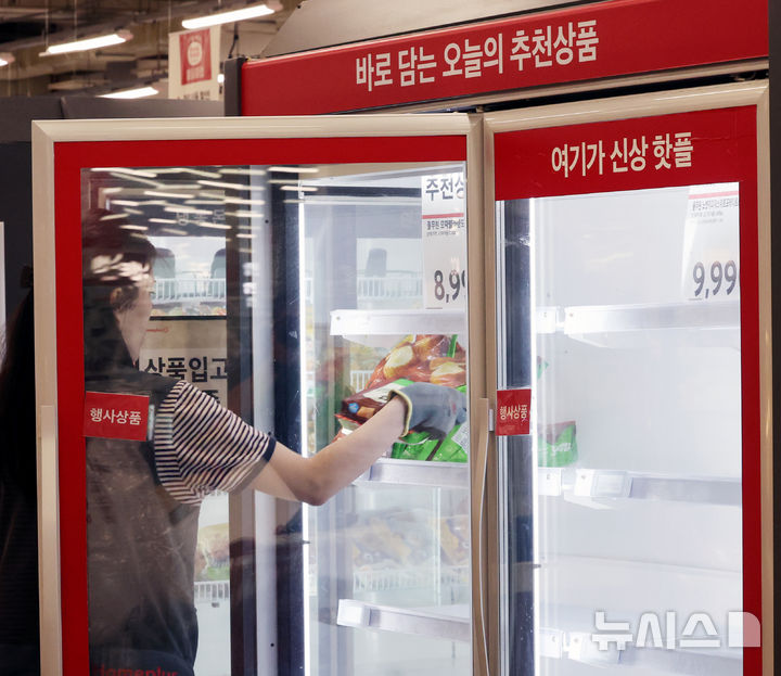[서울=뉴시스] 박주성 기자 = 12일 서울 시내 홈플러스 매장에 직원들이 물건을 정리하고 있다. 2026.08.12. park7691@newsis.com