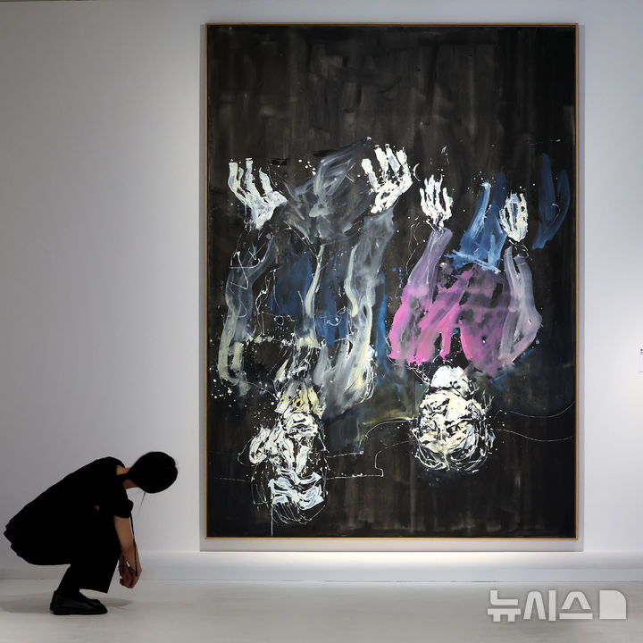 [서울=뉴시스] 박진희 기자 = 세화미술관은 12일 서울 종로구 세화미술관에서 독일 신표현주의 대표 작가 게오르그 바젤리츠(Georg Baselitz) 회고전 기자간담회를 갖고 작품 '빨강, 주황, 노랑의 반대'를선보이고 있다. 2026.08.12. pak7130@newsis.com