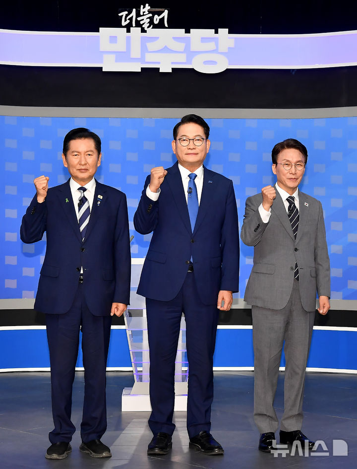 [서울=뉴시스] 국회사진기자단 = 정청래(왼쪽부터)·송영길·김민석 더불어민주당 당대표 후보가 12일 서울 양천구 목동 SBS에서 열린 당대표 후보자 토론회에 앞서 기념촬영을 하고 있다. 2026.08.12. photo@newsis.com