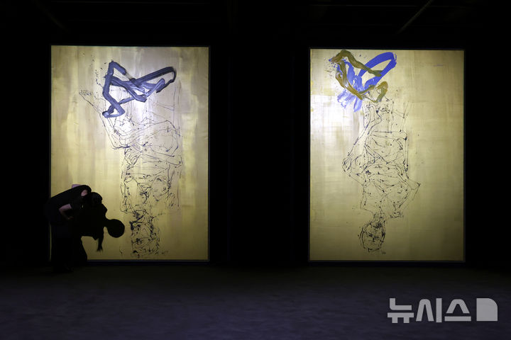 [서울=뉴시스] 박진희 기자 = 세화미술관은 12일 서울 종로구 세화미술관에서 독일 신표현주의 대표 작가 게오르그 바젤리츠(Georg Baselitz) 회고전 기자간담회를 갖고 골드 페인팅 연작을 선보이고 있다. 2026.08.12. pak7130@newsis.com