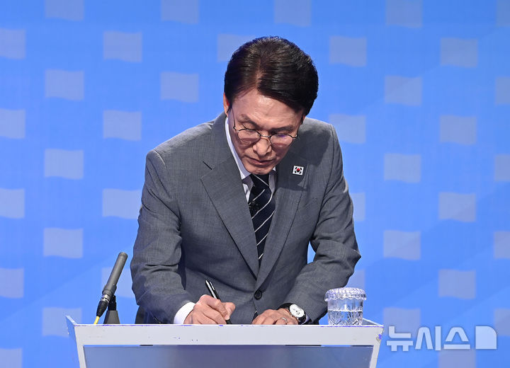[서울=뉴시스] 국회사진기자단 = 김민석 더불어민주당 당대표 후보자가 12일 서울 양천구 목동 SBS에서 열린 당대표 후보자 토론회를 준비하고 있다. 2026.08.12. photo@newsis.com