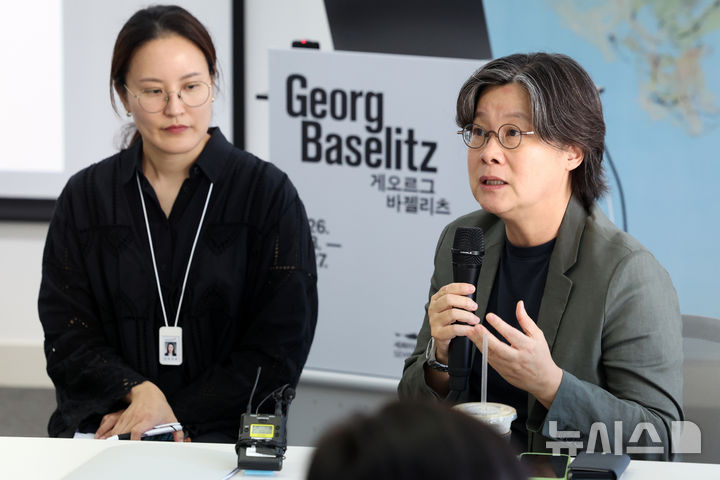 [서울=뉴시스] 박진희 기자 = 안미희(오른쪽) 세화미술관 관장과 선우지은 전시기획팀장이 12일 서울 종로구 흥국생명빌딩 내 세화미술관에서 독일 신표현주의 대표 작가 게오르그 바젤리츠(Georg Baselitz) 회고전 기자간담회를 하고 있다. 2026.08.12. pak7130@newsis.com