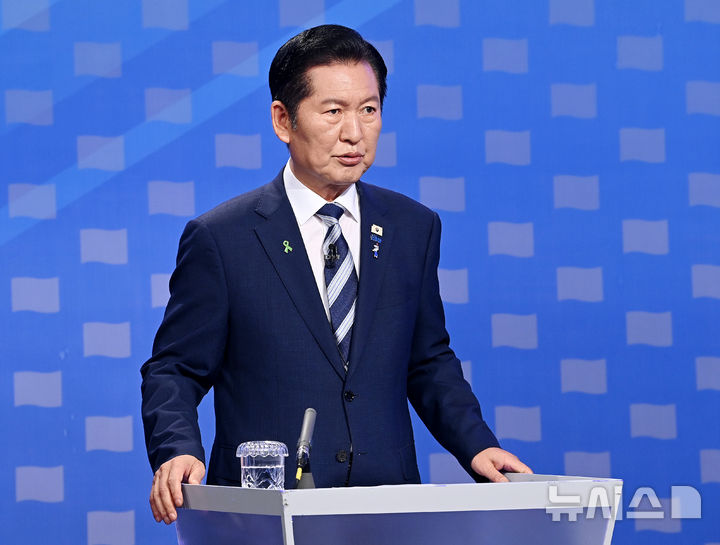 [서울=뉴시스] 국회사진기자단 = 정청래 더불어민주당 당대표 후보자가 12일 서울 양천구 목동 SBS에서 열린 당대표 후보자 토론회를 준비하고 있다. 2026.08.12. photo@newsis.com