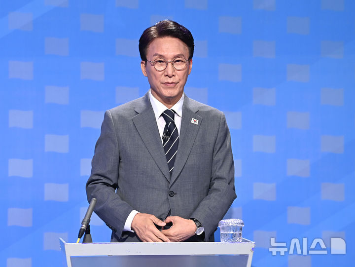 [서울=뉴시스] 국회사진기자단 = 김민석 더불어민주당 당대표 후보자가 12일 서울 양천구 목동 SBS에서 열린 당대표 후보자 토론회를 준비하고 있다. 2026.08.12. photo@newsis.com