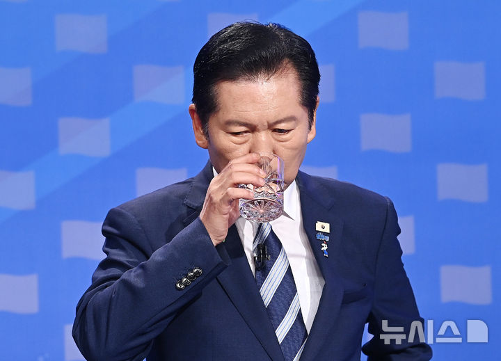 [서울=뉴시스] 국회사진기자단 = 정청래 더불어민주당 당대표 후보자가 12일 서울 양천구 목동 SBS에서 열린 당대표 후보자 토론회에 앞서 물을 마시고 있다. 2026.08.12. photo@newsis.com
