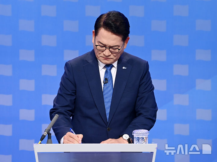 [서울=뉴시스] 국회사진기자단 = 송영길 더불어민주당 당대표 후보자가 12일 서울 양천구 목동 SBS에서 열린 당대표 후보자 토론회를 준비하고 있다. 2026.08.12. photo@newsis.com