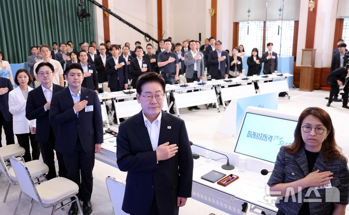 [서울=뉴시스] 조성봉 기자 = 이재명 대통령이 12일 청와대에서 열린 미래성장동력 7대 SEED 보고회에서 국민의례를 하고 있다. 2026.08.12. suncho21@newsis.com