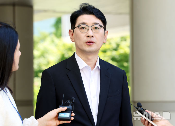 [서울=뉴시스] 박영태 기자 = 주진우 국민의힘 의원이 12일 오후 서울 중앙지법에서 열린 ‘계엄 해제 표결 방해 혐의’를 받는 추경호 대구시장의 9차 공판에 증인으로 출석하며 취재진 질문에 답변하고 있다. 2026.08.12. since1999@newsis.com