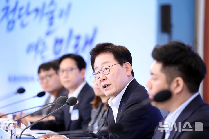 李 "반도체 기회 활용해 AI시대 다음 먹거리 준비…7대 첨단기술, 핵심 전략 자산 될 것"(종합)