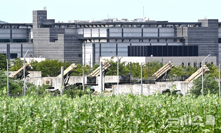 [평택=뉴시스] 김종택 기자 = 도널드 트럼프 미국 행정부가 태평양 전선의 방공 전력을 보강하고 있는 것으로 파악됐다. 미국 군사 전문매체 더워존(TWZ)은 17일(현지 시간) "미 육군이 10월 괌에 패트리엇 지대공미사일 체계를 갖춘 새로운 대대를 창설할 계획"이라고 보도했다. 사진은 지난 10일 경기 평택시 캠프 험프리스에 배치된 패트리엇 미사일 모습. 2026.08.18. jtk@newsis.com