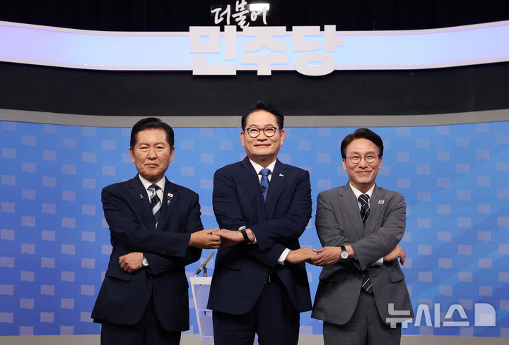 [서울=뉴시스] 국회사진기자단 = 정청래(왼쪽부터)·송영길·김민석 더불어민주당 당대표 후보가 12일 서울 양천구 목동 SBS에서 열린 당대표 후보자 토론회에 앞서 기념촬영을 하고 있다. 2026.08.12. photo@newsis.com