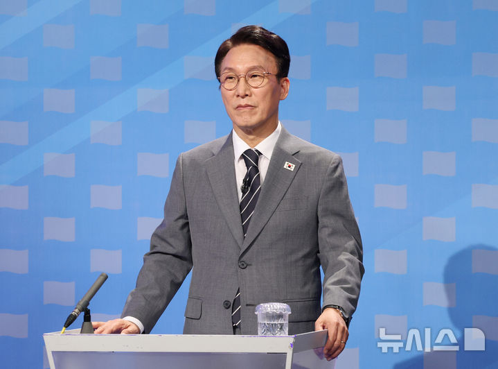 [서울=뉴시스] 국회사진기자단 = 김민석 더불어민주당 당대표 후보가 12일 서울 양천구 목동 SBS에서 열린 당대표 후보자 토론회를 준비하고 있다. 2026.08.12. photo@newsis.com