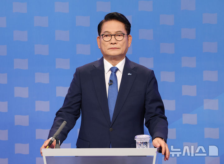 [서울=뉴시스] 국회사진기자단 = 송영길 더불어민주당 당대표 후보가 12일 서울 양천구 목동 SBS에서 열린 당대표 후보자 토론회를 준비하고 있다. 2026.08.12. photo@newsis.com
