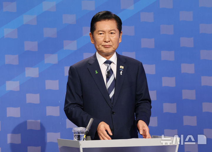 [서울=뉴시스] 국회사진기자단 = 정청래 더불어민주당 당대표 후보가 12일 서울 양천구 목동 SBS에서 열린 당대표 후보자 토론회를 준비하고 있다. 2026.08.12. photo@newsis.com