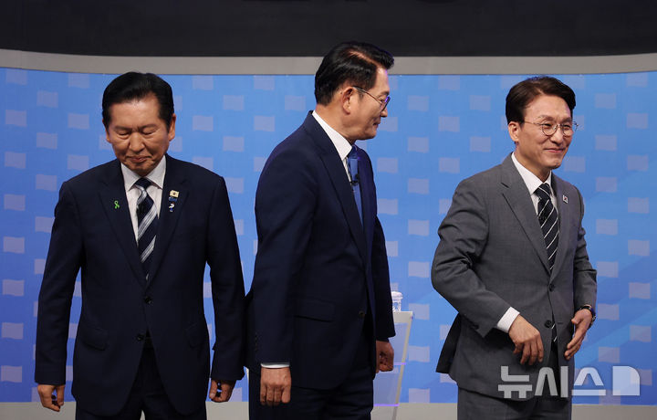 [서울=뉴시스] 국회사진기자단 = 정청래(왼쪽부터)·송영길·김민석 더불어민주당 당대표 후보가 12일 서울 양천구 목동 SBS에서 열린 당대표 후보자 토론회에 앞서 기념촬영을 마치고 자리로 이동하고 있다. 2026.08.12. photo@newsis.com