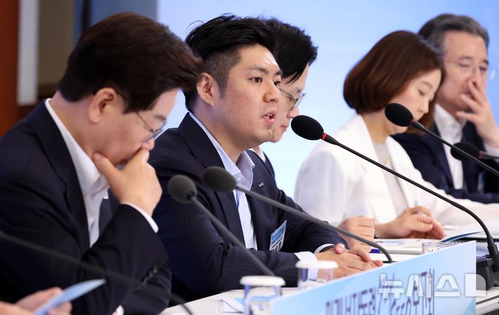 [서울=뉴시스] 조성봉 기자 = 김승완 한국에너지공대 교수가 12일 청와대에서 열린 미래성장동력 7대 SEED 보고회에서 발언하고 있다. 2026.08.12. suncho21@newsis.com