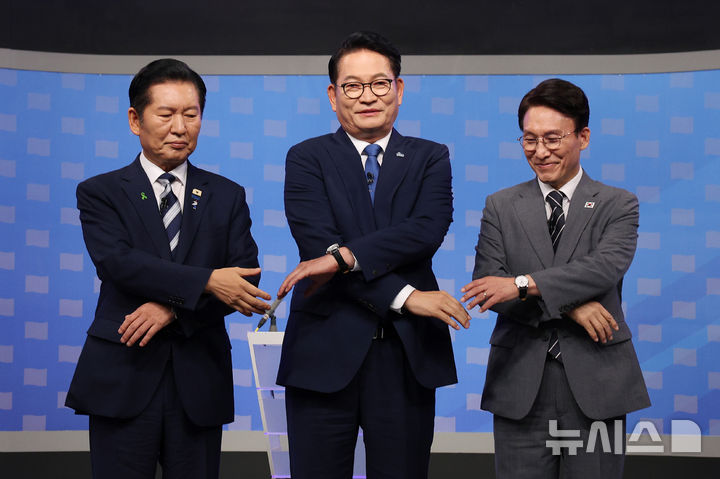 [서울=뉴시스] 국회사진기자단 = 정청래(왼쪽부터)·송영길·김민석 더불어민주당 당대표 후보가 12일 서울 양천구 목동 SBS에서 열린 당대표 후보자 토론회에 앞서 기념촬영을 하고 있다. 2026.08.12. photo@newsis.com