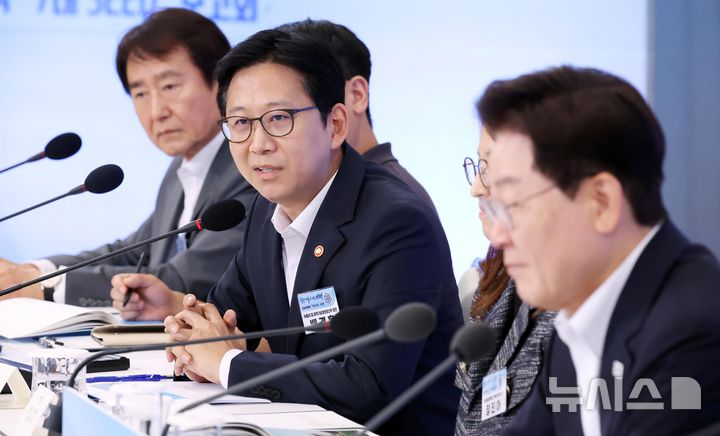 [서울=뉴시스] 조성봉 기자 = 배경훈 부총리 겸 과학기술정보통신부 장관이 12일 청와대에서 열린 미래성장동력 7대 SEED 보고회에서 정책 발표를 하고 있다. 2026.08.12. suncho21@newsis.com