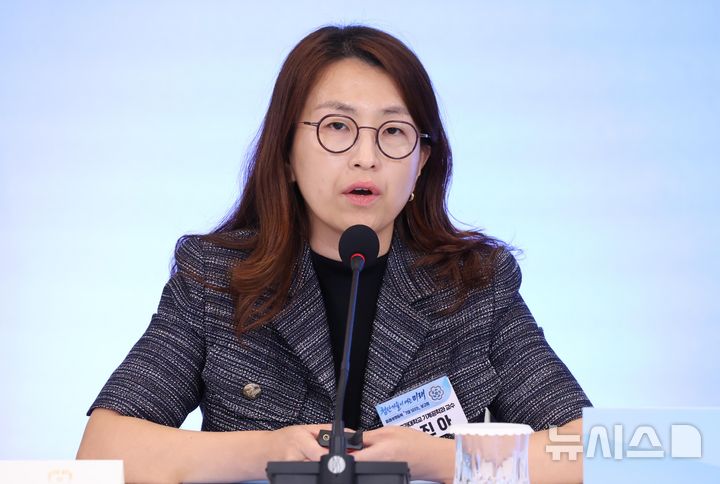 [서울=뉴시스] 조성봉 기자 = 장진아 포항공대 교수가 12일 청와대에서 열린 미래성장동력 7대 SEED 보고회에서 '미래대도약 개척하는 첨단기술' 주제로 발표를 하고 있다. 2026.08.12. suncho21@newsis.com
