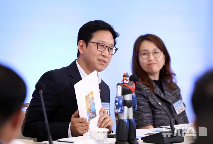 [서울=뉴시스] 조성봉 기자 = 배경훈 부총리 겸 과학기술정보통신부 장관이 12일 청와대에서 열린 미래성장동력 7대 SEED 보고회에서 정책 발표를 하고 있다. 2026.08.12. suncho21@newsis.com