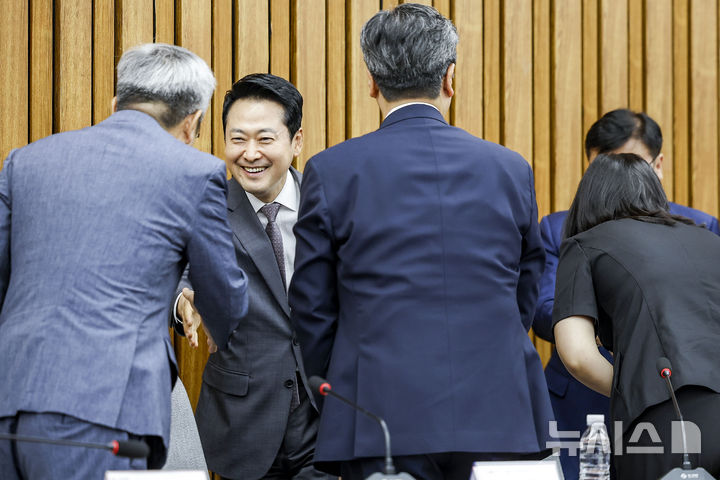 [서울=뉴시스] 정병혁 기자 = 장동혁 국민의힘 대표와 정점식 원내대표가 12일 서울 여의도 국회에서 열린 '보완수사권 폐지로 인한 여성안전 공백, 누가 국민을 지킬 것인가?' 토론회에 참석하고 있다. 2026.08.12. jhope@newsis.com