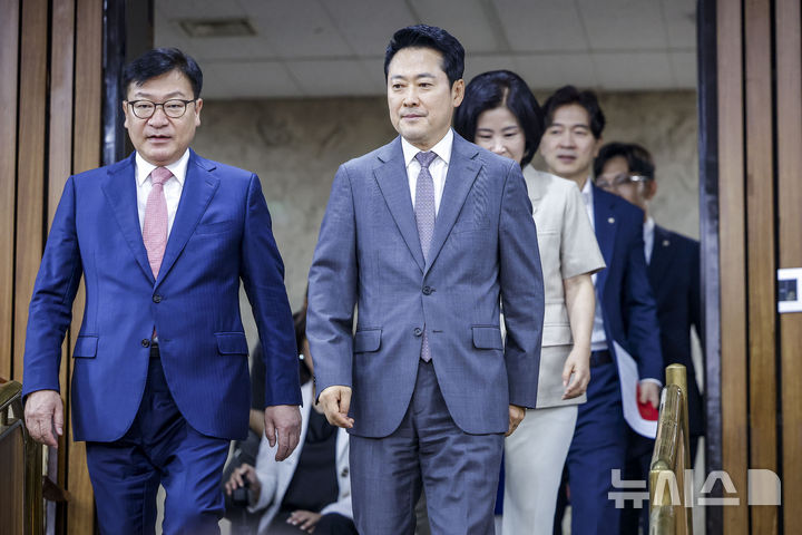 [서울=뉴시스] 정병혁 기자 = 장동혁 국민의힘 대표와 정점식 원내대표가 12일 서울 여의도 국회에서 열린 '보완수사권 폐지로 인한 여성안전 공백, 누가 국민을 지킬 것인가?' 토론회에 참석하고 있다. 2026.08.12. jhope@newsis.com