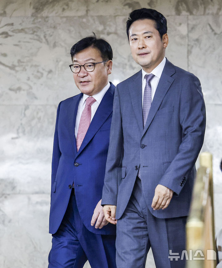 [서울=뉴시스] 정병혁 기자 = 장동혁 국민의힘 대표와 정점식 원내대표가 12일 서울 여의도 국회에서 열린 '보완수사권 폐지로 인한 여성안전 공백, 누가 국민을 지킬 것인가?' 토론회에 참석하고 있다. 2026.08.12. jhope@newsis.com