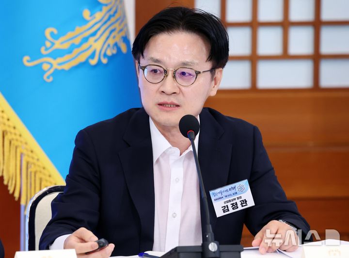 [서울=뉴시스] 조성봉 기자 = 김정관 산업통상부 장관이 12일 청와대에서 열린 미래성장동력 7대 SEED 보고회에서 정책 발표를 하고 있다. 2026.08.12. suncho21@newsis.com
