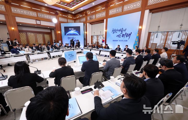 [서울=뉴시스] 조성봉 기자 = 이재명 대통령이 12일 청와대에서 열린 미래성장동력 7대 SEED 보고회에서 발언하고 있다. 2026.08.12. suncho21@newsis.com