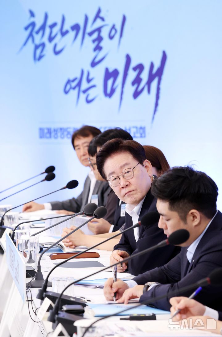 [서울=뉴시스] 조성봉 기자 = 이재명 대통령이 12일 청와대에서 열린 미래성장동력 7대 SEED 보고회에서 참석자의 발언을 듣고 있다. 2026.08.12. suncho21@newsis.com