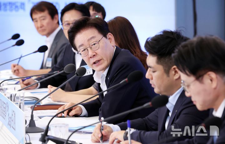 [서울=뉴시스] 조성봉 기자 = 이재명 대통령이 12일 청와대에서 열린 미래성장동력 7대 SEED 보고회에서 발언하고 있다. 2026.08.12. suncho21@newsis.com