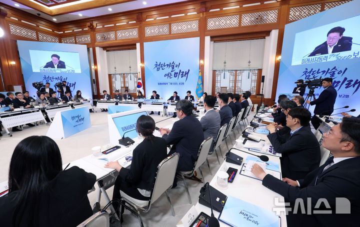 [서울=뉴시스] 조성봉 기자 = 이재명 대통령이 12일 청와대에서 열린 미래성장동력 7대 SEED 보고회에서 발언하고 있다. 2026.08.12. suncho21@newsis.com