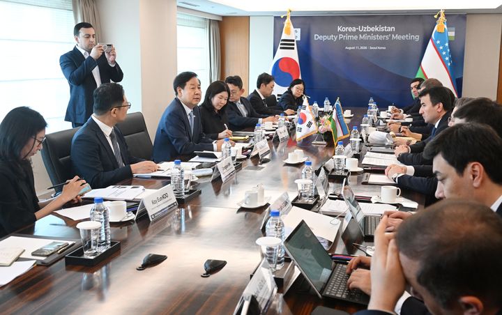 [서울=뉴시스] 구윤철 부총리 겸 재정경제부 장관이 11일 서울 중구 롯데호텔에서 잠시드 호자예프 우즈벡 부총리와 면담하고 있다. (사진=재정경제부 제공) 2026.08.12. photo@newsis.com *재판매 및 DB 금지